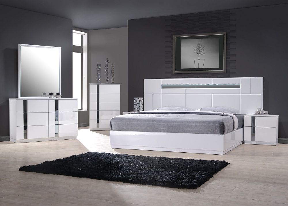 Modern Italian bedroom sets. Stylish luxury master bedroom suits 