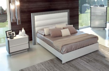 Lacquered Made in Italy Wood Luxury Platform Bed Lacquered Made in Italy Wood Luxury Platform Bed