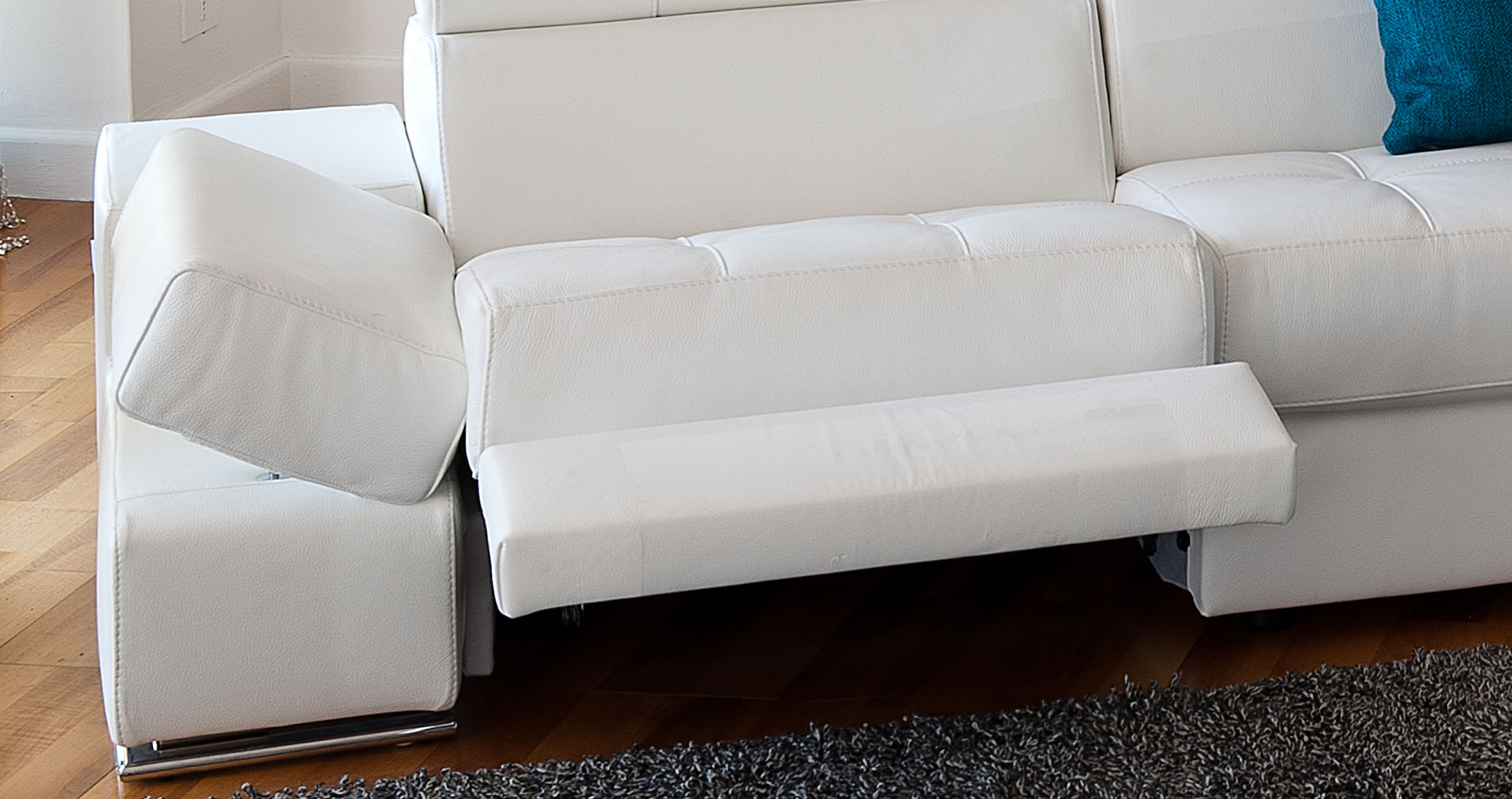 Elegant Curved Sectional Sofa in Leather - Click Image to Close