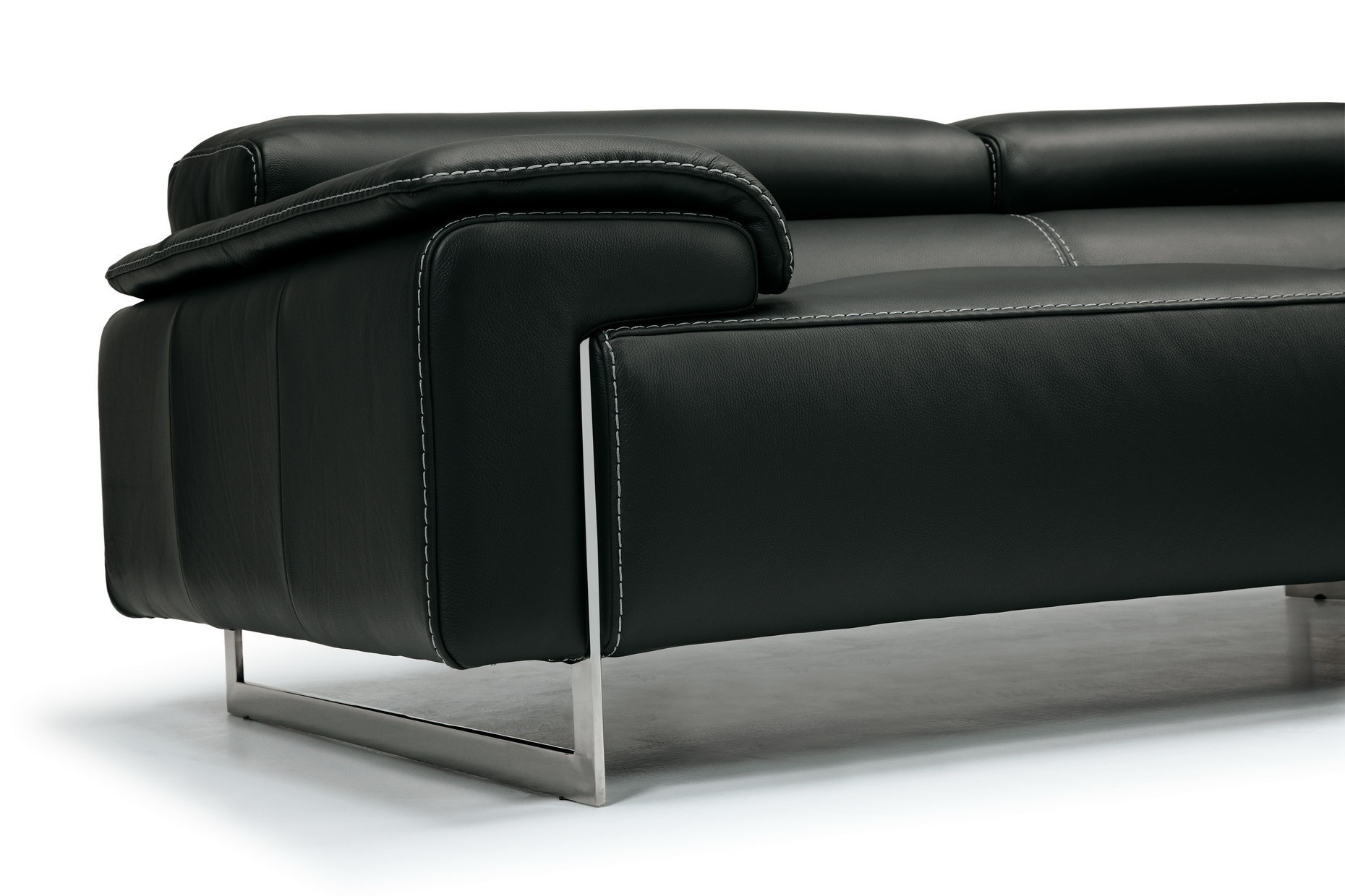 Luxurious Full Leather Sectional with Chaise - Click Image to Close